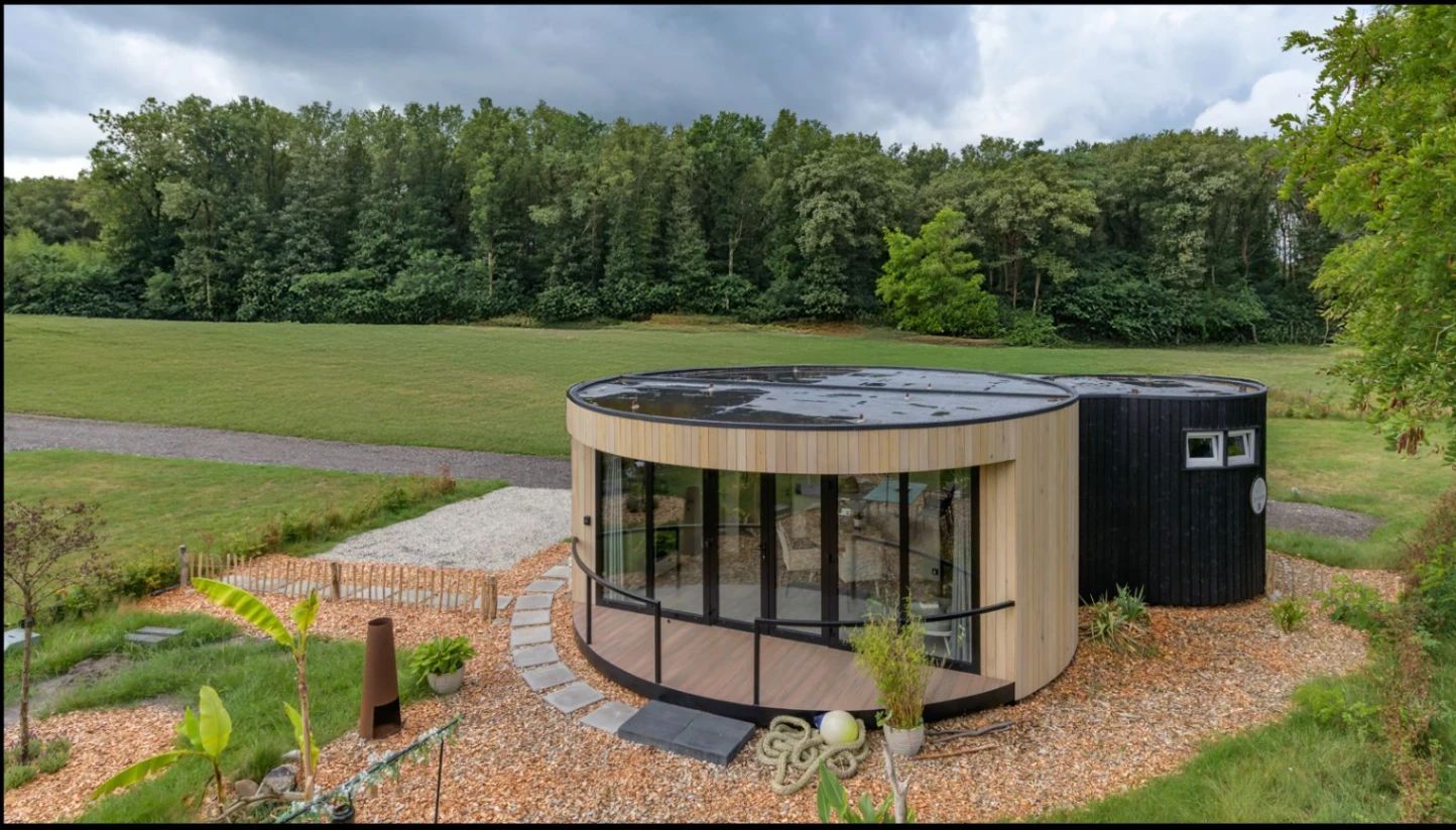 Dit is Beau Rêve, een uniek rond Tinyhouse, een modulaire woning
