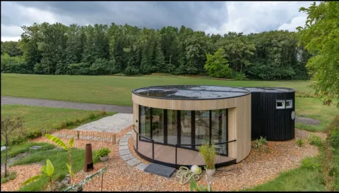 Dit is Beau Rêve, een uniek rond Tinyhouse, een modulaire woning